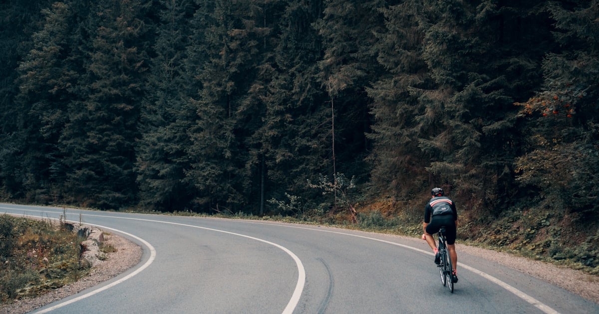 Homepage 5 Cyclist eating energy food during a long bike ride for nutrition